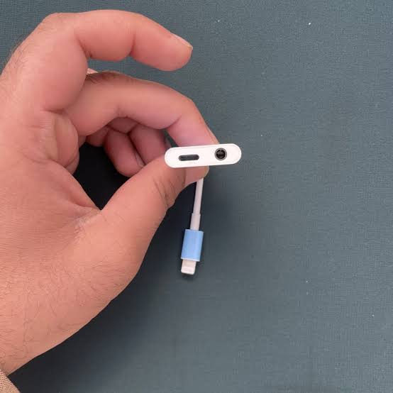 Lightning to 3.5mm Headphone Jack Adapter – 2-in-1 Charge & Listen (MH030)
