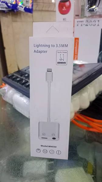 Lightning to 3.5mm Headphone Jack Adapter – 2-in-1 Charge & Listen (MH030)